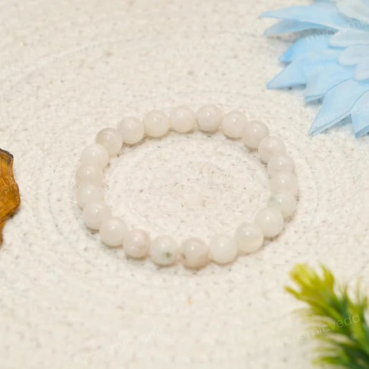 Moonstone_bracelet_for_feminine_energy_and_calm_mind